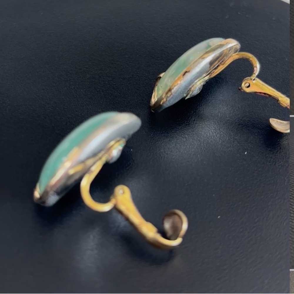 Vtg Retro Coro Earrings Green Confetti Lucite Moonstone Half Moon Silver Tone - Picture 4 of 9